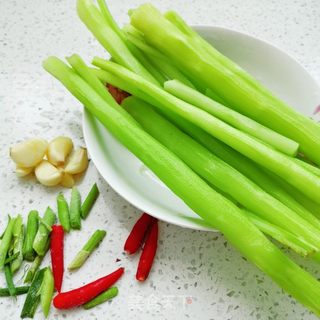 炝炒嫩莴笋的做法步骤：1