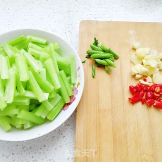 炝炒嫩莴笋的做法步骤：2