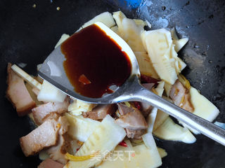 卤肉炒春笋的做法步骤:7