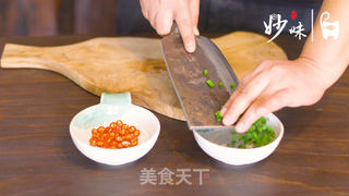 香辣芦笋炒蛋!芦笋轻松削皮和鸡蛋蓬松柔软的秘诀,蔬菜之王好吃到飞起的做法步骤:2