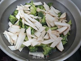 蒜香杏鲍菇西兰花的做法步骤:4