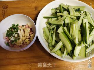 红肠炒黄瓜的做法步骤:2