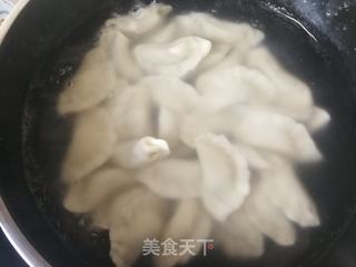 酸汤槐花猪肉饺的做法步骤：3