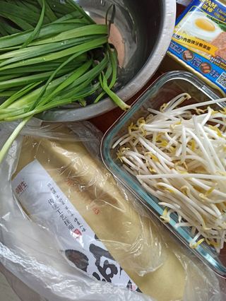 韭菜豆芽火腿炒面的做法步骤：1