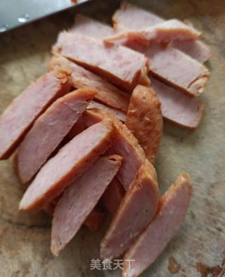 韭菜豆芽火腿炒面的做法步骤：2