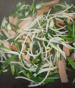 韭菜豆芽火腿炒面的做法步骤：5