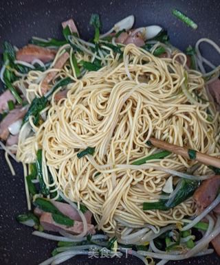 韭菜豆芽火腿炒面的做法步骤：8