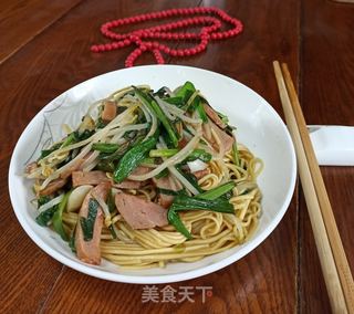 韭菜豆芽火腿炒面的做法步骤：9