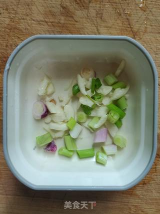 香菇肉酱炒伊面的做法步骤:2