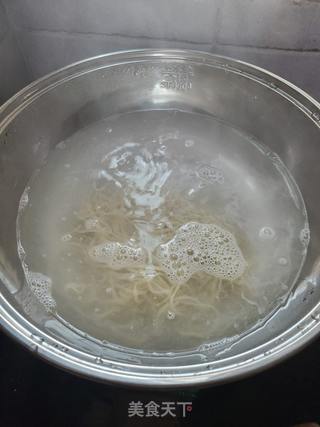 香菇肉酱炒伊面的做法步骤:3