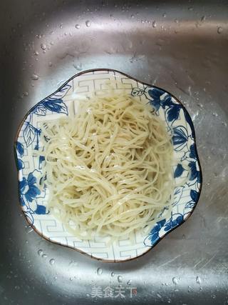 香菇肉酱炒伊面的做法步骤:4