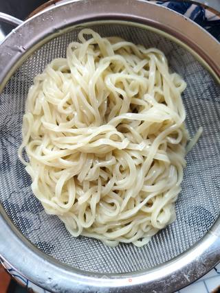 香菇肉酱炒伊面的做法步骤:5