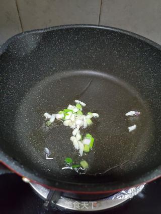 香菇肉酱炒伊面的做法步骤:6