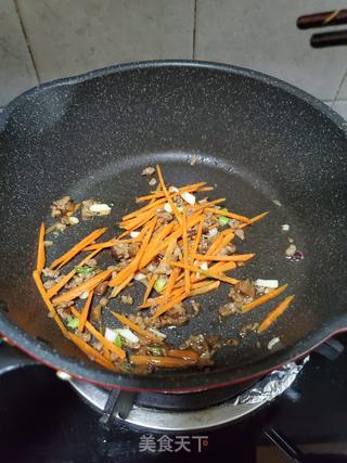 香菇肉酱炒伊面的做法步骤:8