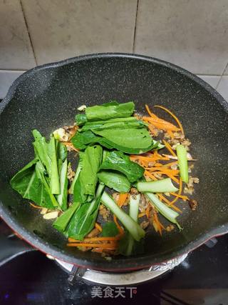 香菇肉酱炒伊面的做法步骤:9
