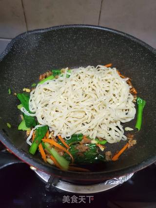 香菇肉酱炒伊面的做法步骤:10