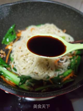 香菇肉酱炒伊面的做法步骤:11
