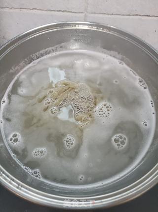 黄豆芽炒伊面的做法步骤:3