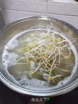 黄豆芽炒伊面的做法步骤:4