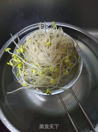 黄豆芽炒伊面的做法步骤:5