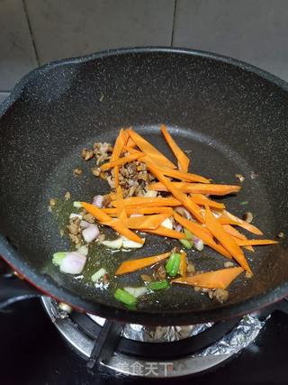 黄豆芽炒伊面的做法步骤:7