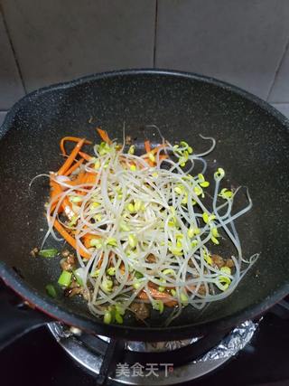 黄豆芽炒伊面的做法步骤:8