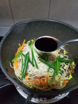 黄豆芽炒伊面的做法步骤:10
