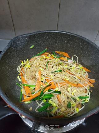 黄豆芽炒伊面的做法步骤:11