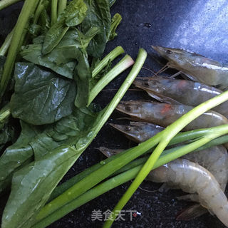 蚝油菠菜虾仁面的做法步骤：2