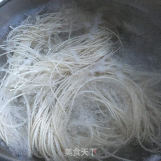 蚝油菠菜虾仁面的做法步骤：4