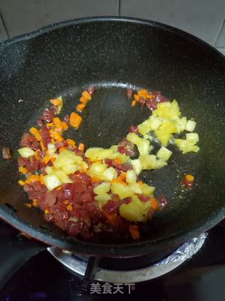 菠萝腊肠炒饭的做法步骤:7