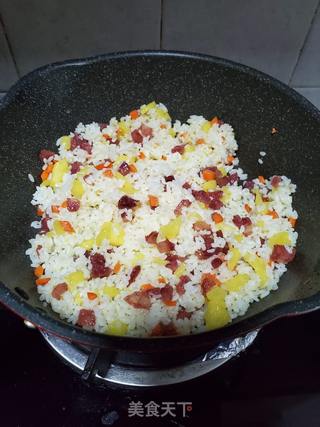 菠萝腊肠炒饭的做法步骤:9
