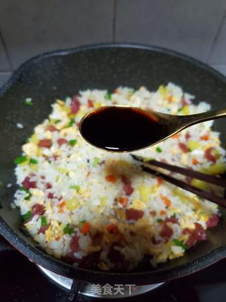 菠萝腊肠炒饭的做法步骤:11