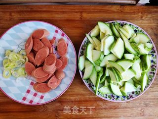 西葫芦炒火腿的做法步骤:2