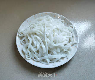 包菜鸡蛋炒河粉的做法步骤：1