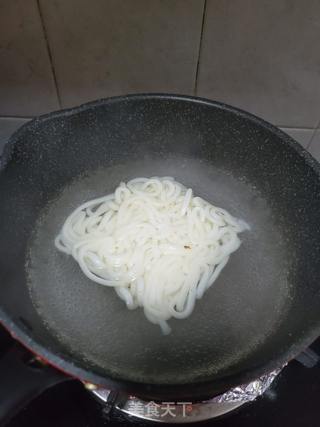 黑椒香肠煮乌冬面的做法步骤:4