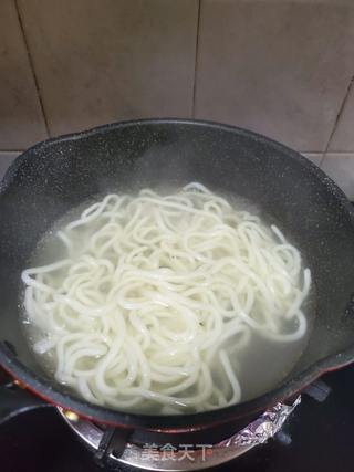 黑椒香肠煮乌冬面的做法步骤:5