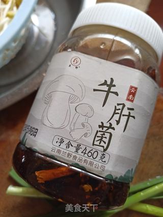 牛肝菌炒黄豆芽的做法步骤：2