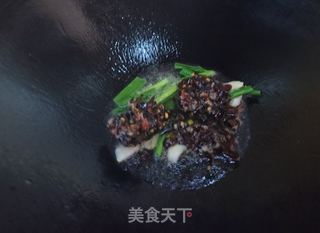 牛肝菌炒黄豆芽的做法步骤：3