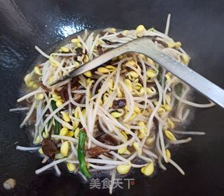 牛肝菌炒黄豆芽的做法步骤：5