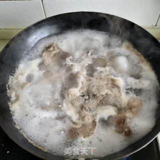 猪腿骨炖土豆的做法步骤:2