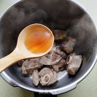 猪腿骨炖土豆的做法步骤:3
