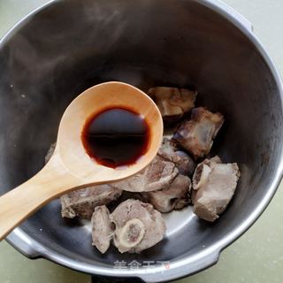 猪腿骨炖土豆的做法步骤:4