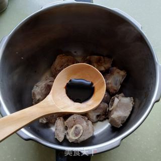 猪腿骨炖土豆的做法步骤:5