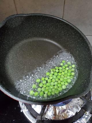 香肠豌豆蛋炒饭的做法步骤:2