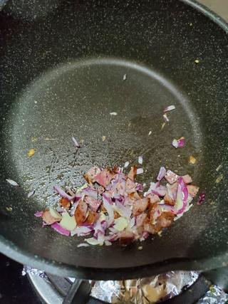 香肠豌豆蛋炒饭的做法步骤:6