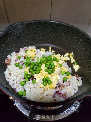 香肠豌豆蛋炒饭的做法步骤:8