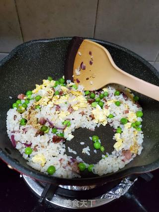 香肠豌豆蛋炒饭的做法步骤:9