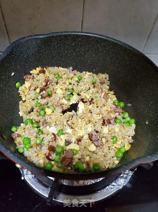 香肠豌豆蛋炒饭的做法步骤:10