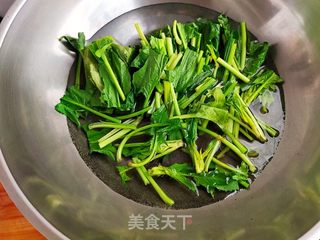 豆皮炒菠菜的做法步骤:2